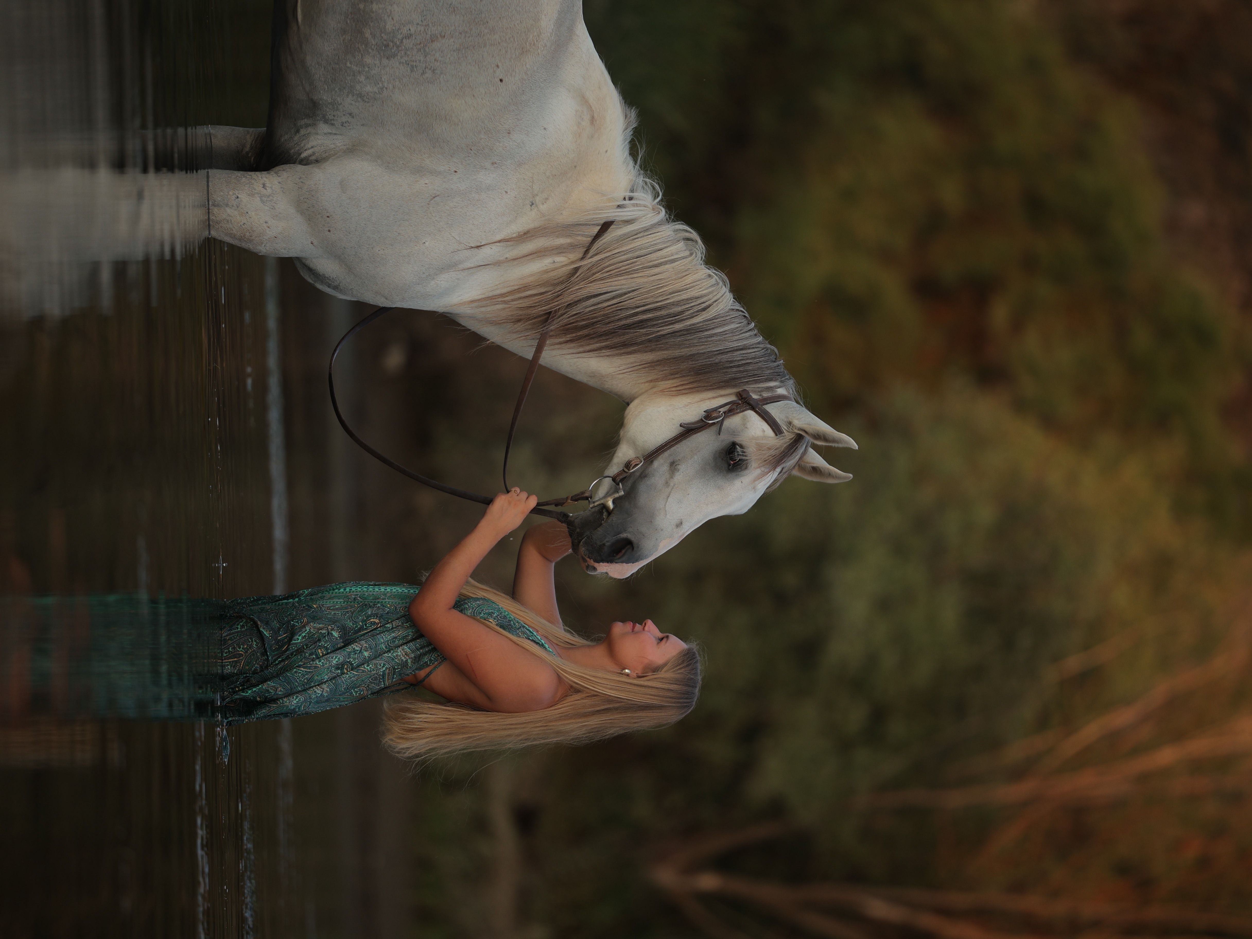 Derya junto a un caballo blanco