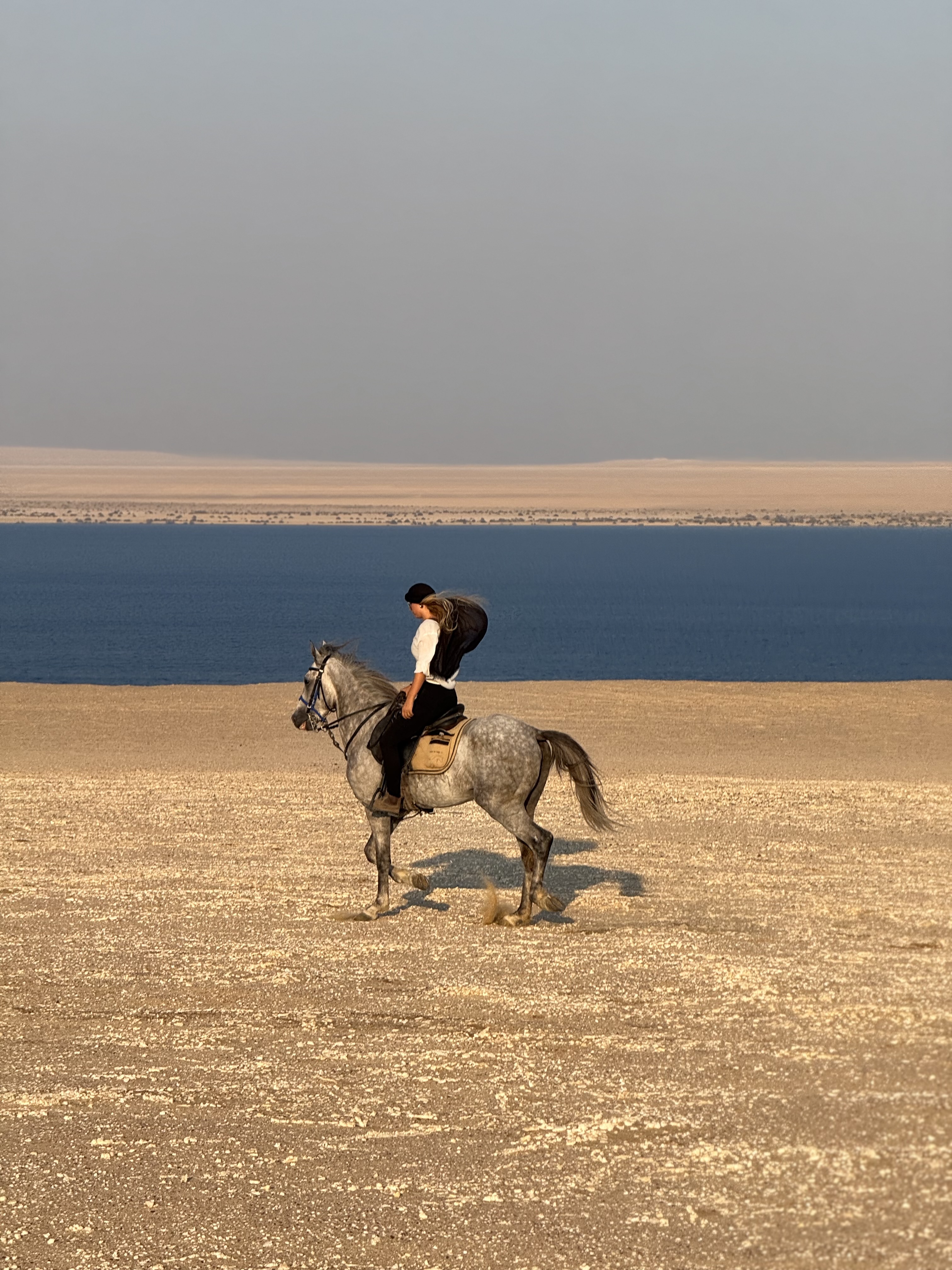 Jinete galopando libre por el desierto