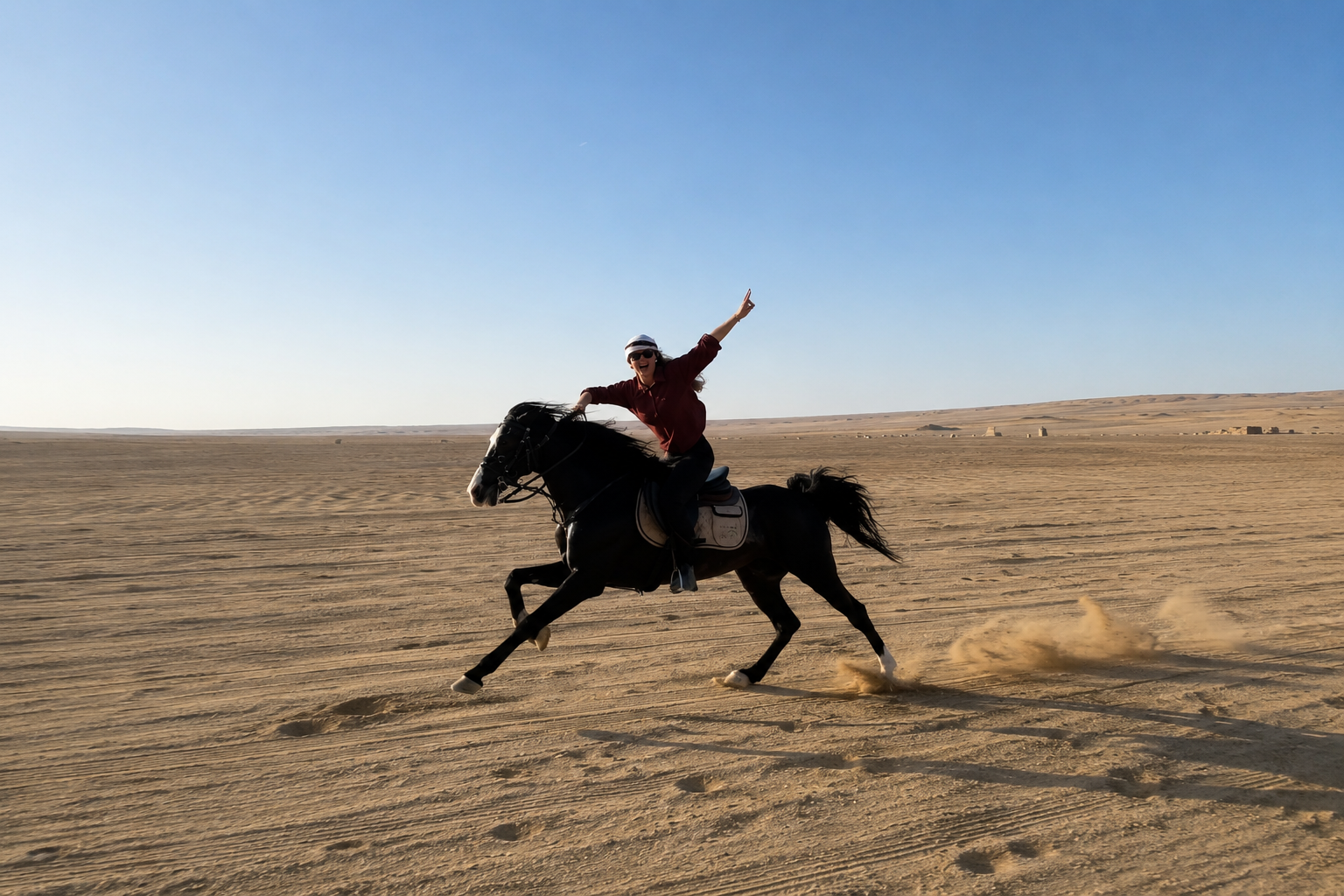 Jinete galopando libre por el desierto